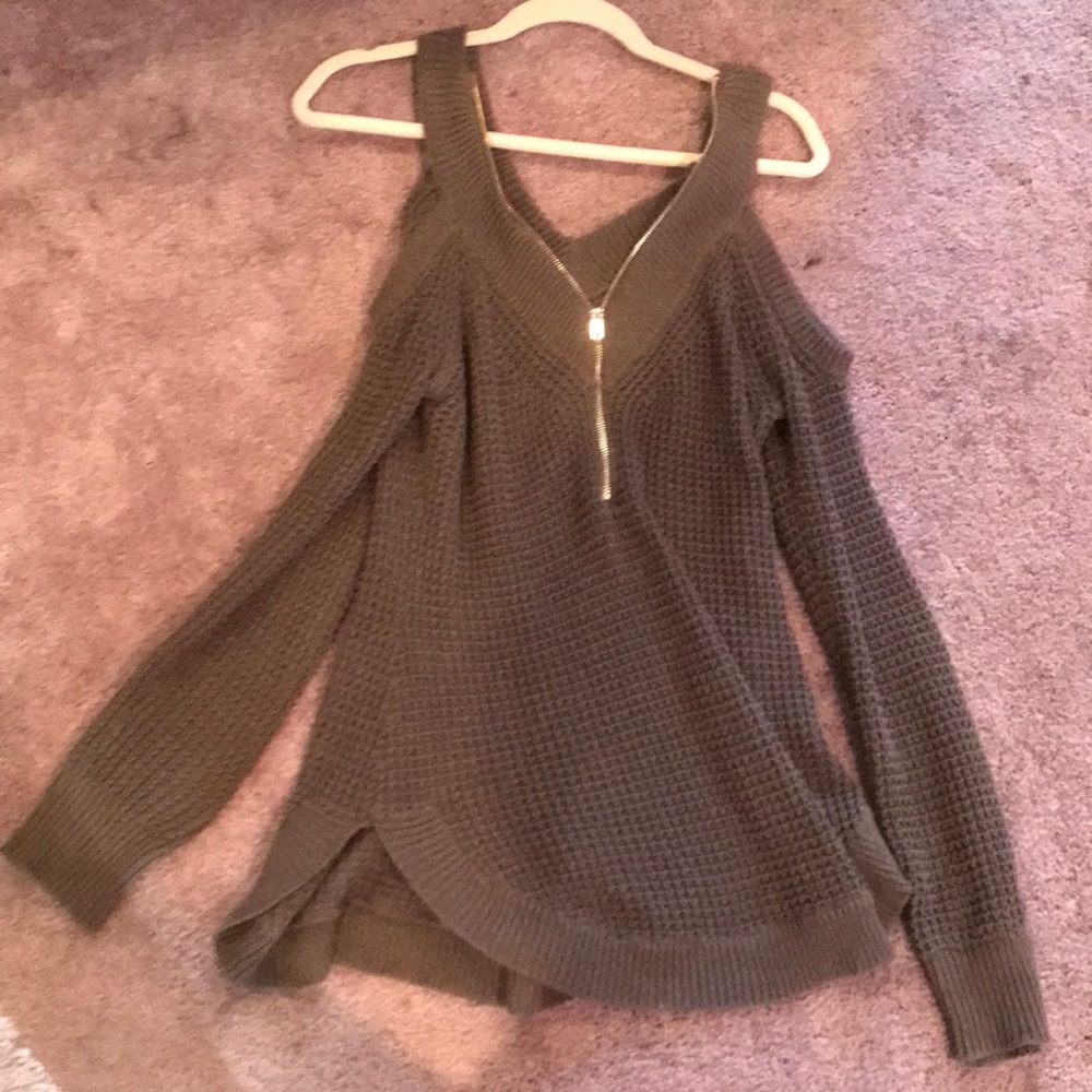 Shoulder-less sweater